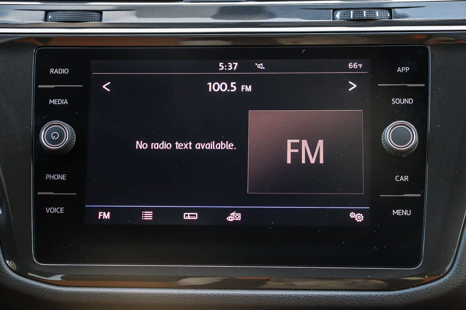 Used 2018 Volkswagen Tiguan SE image 16