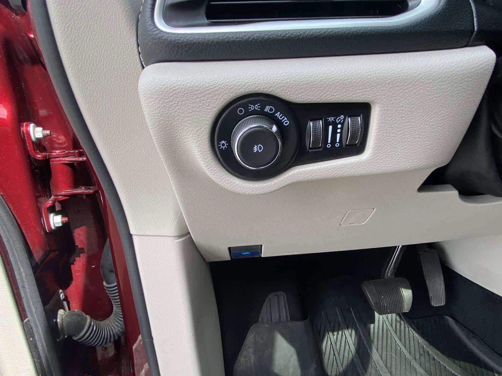 Used 2023 Chrysler Pacifica Touring-L AWD/4WD image 14