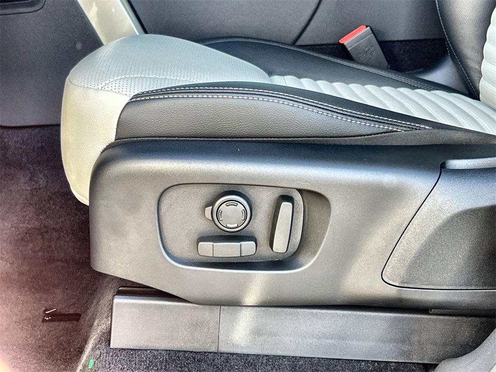 Certified 2025 Land Rover Discovery S image 21