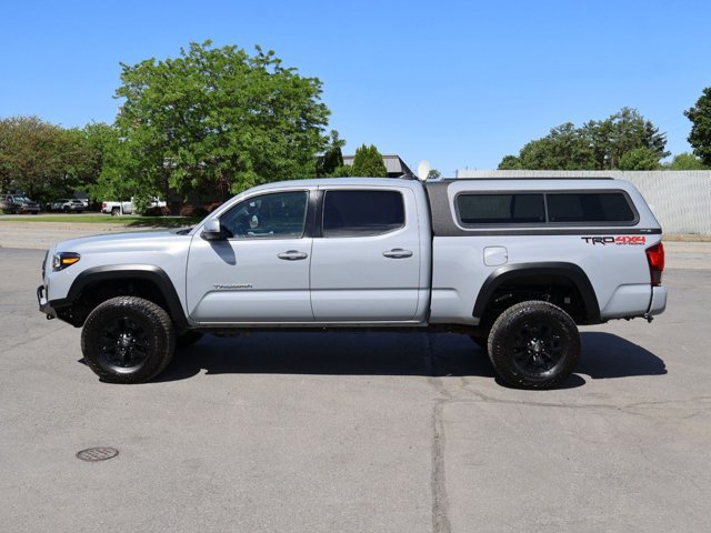 Used 2018 Toyota Tacoma TRD Off-Road w/ Technology Package AWD/4WD image 9