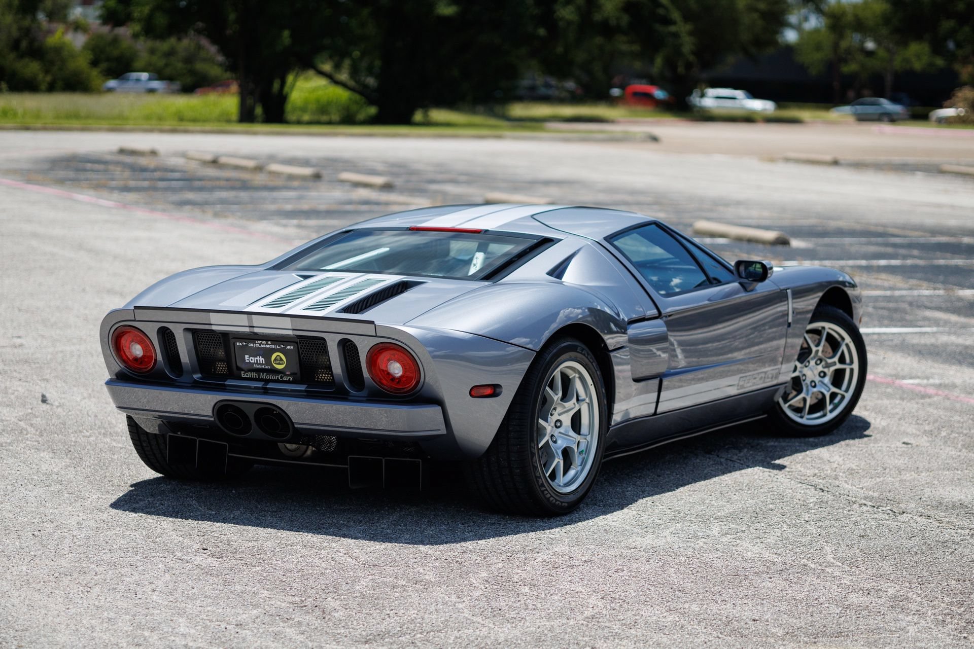 Used 2006 Ford GT RWD image 11