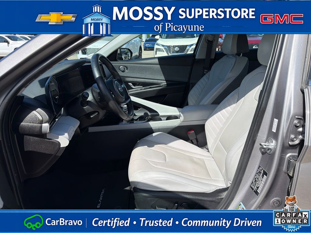 Used 2023 Hyundai Elantra Limited w/ Preferred Accessory Package FWD image 11