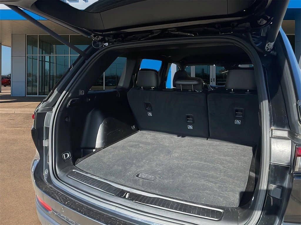 Used 2023 Jeep Grand Cherokee Altitude image 12