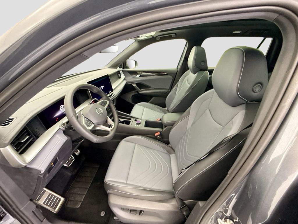 New 2026 Volkswagen Tiguan SE R-Line image 17