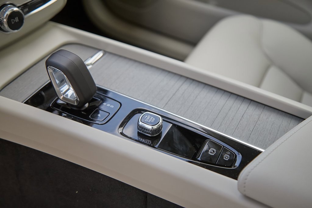 New 2025 Volvo XC60 T8 Plus w/ Protection Package Premier image 17