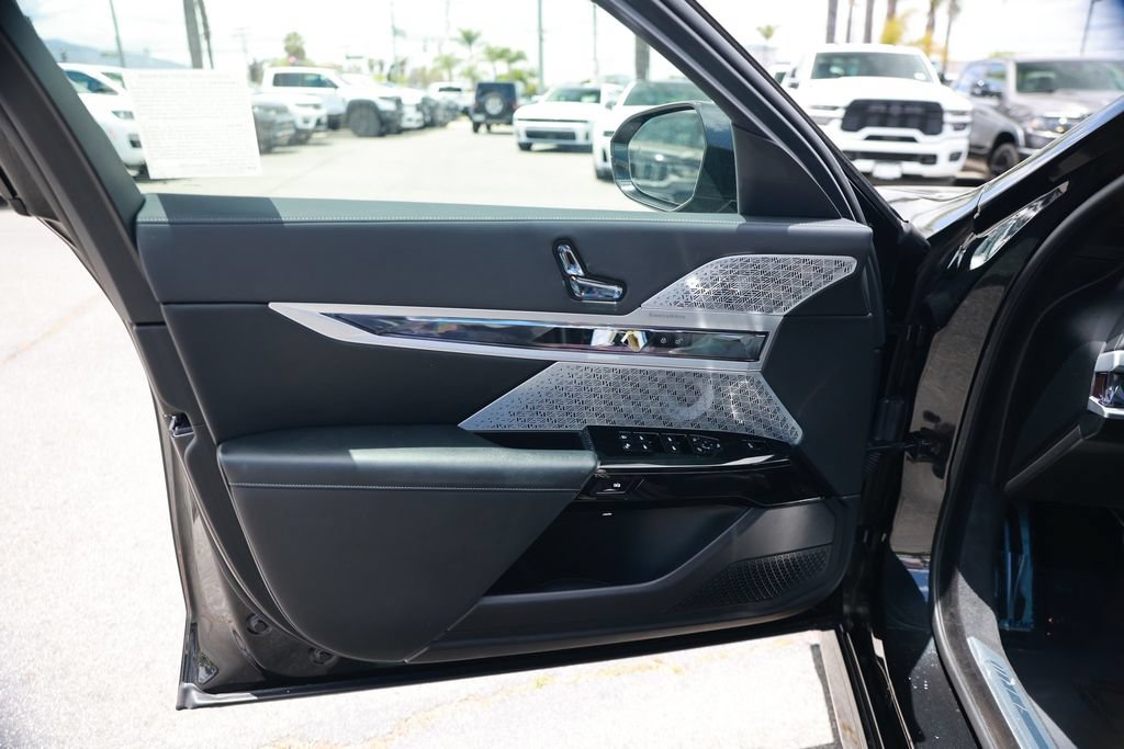 Used 2023 BMW 760i xDrive AWD/4WD image 16