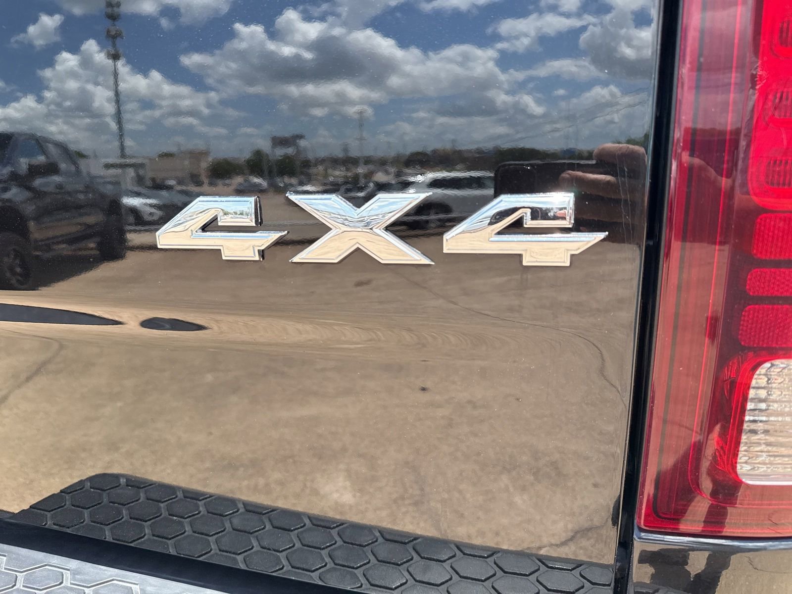 Used 2018 RAM 3500 Laramie w/ Sport Appearance Group AWD/4WD image 9