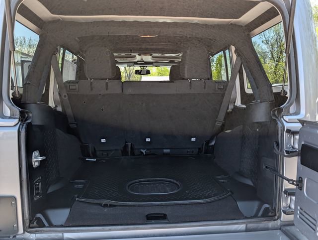 Used 2017 Jeep Wrangler Unlimited Sahara w/ Connectivity Group AWD/4WD image 14