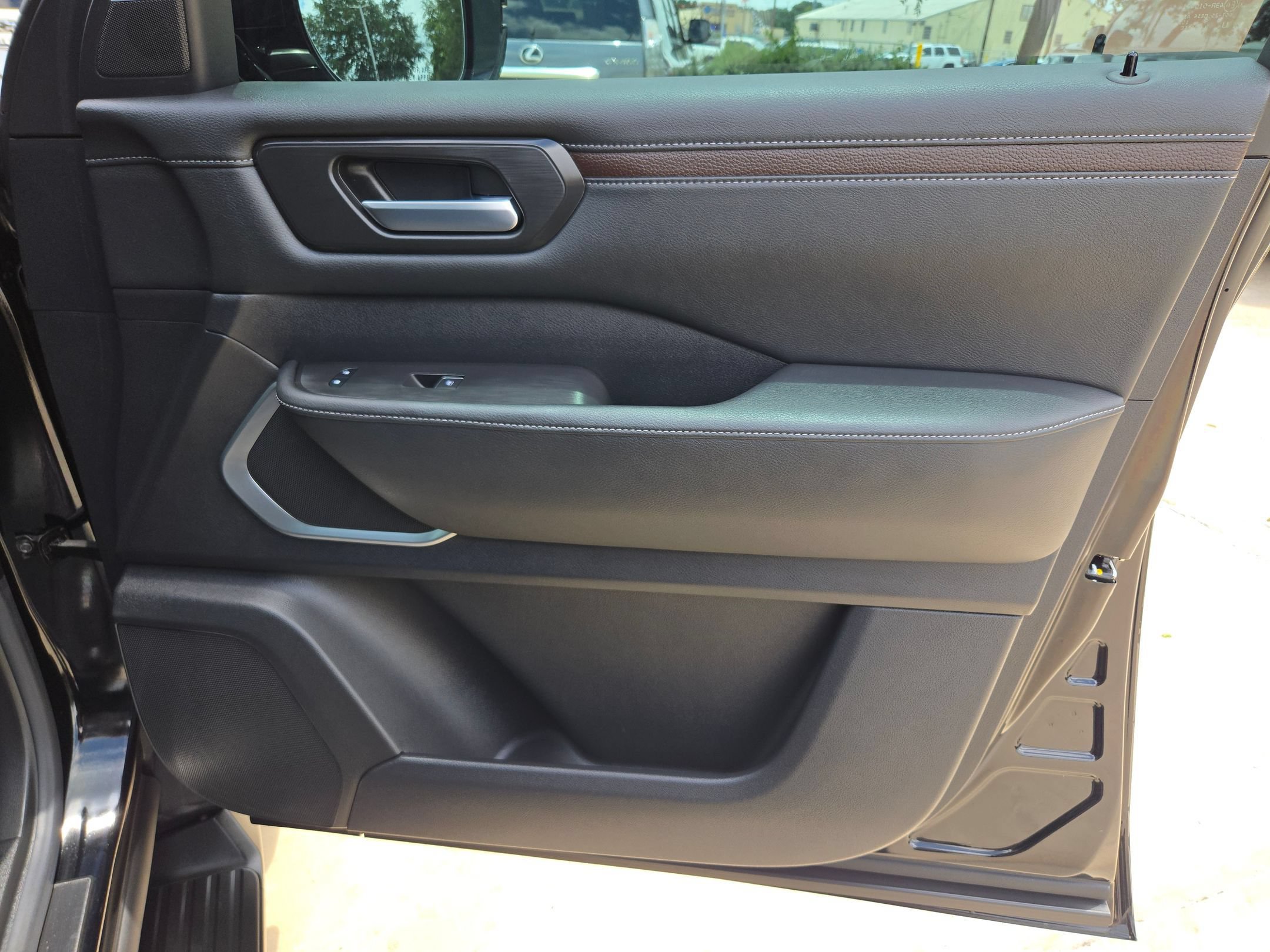 Certified 2025 Nissan Armada Platinum RWD image 30