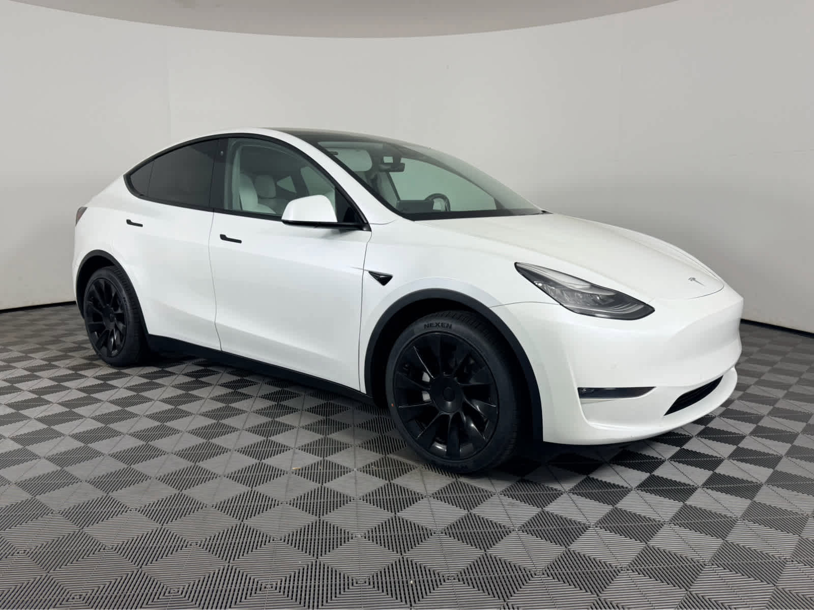 Used 2020 Tesla Model Y Long Range AWD/4WD image 1