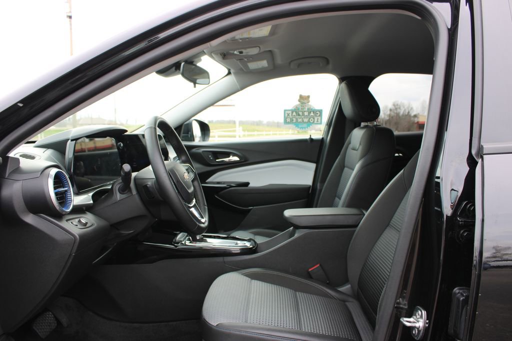 Used 2025 Chevrolet Trax LT w/ LT Convenience Package image 19