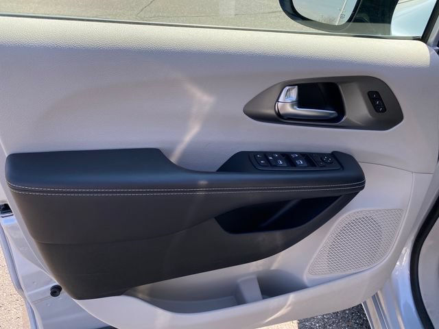 Used 2024 Chrysler Pacifica Touring-L FWD image 14