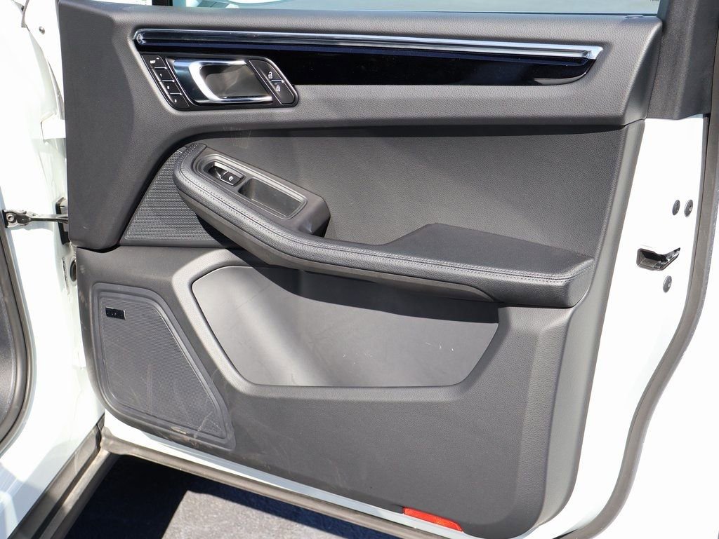 Used 2025 Porsche Macan image 12