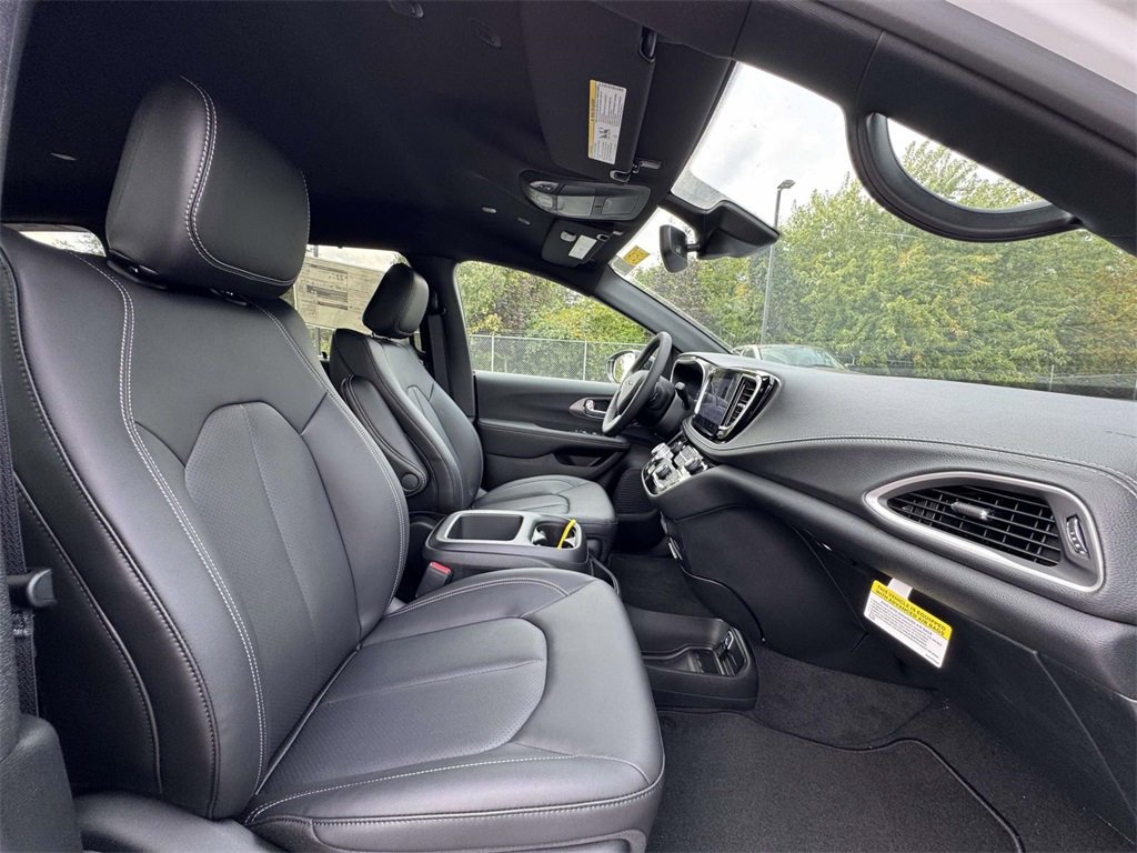 New 2026 Chrysler Pacifica Select image 15