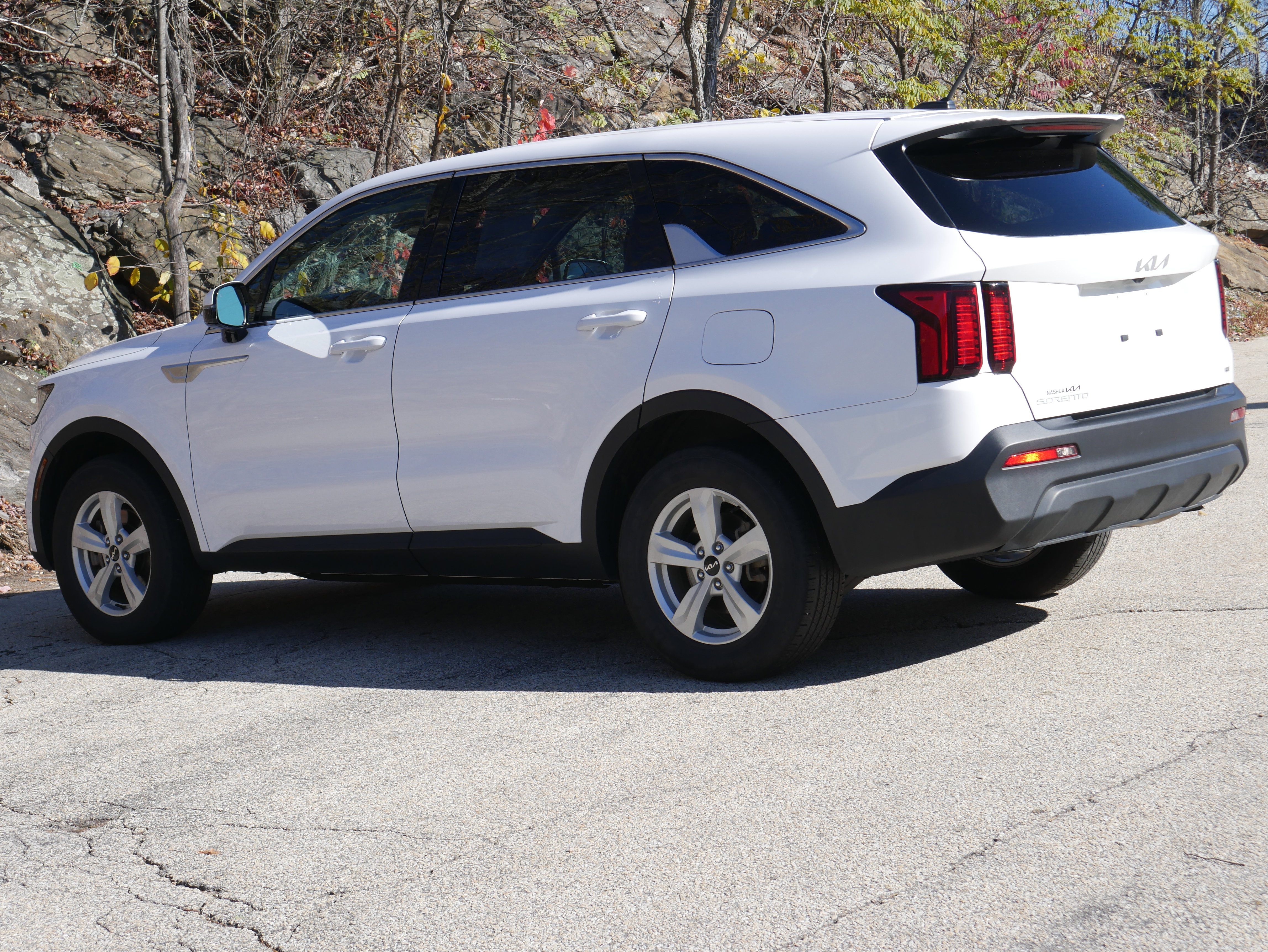 Used 2023 Kia Sorento LX image 4