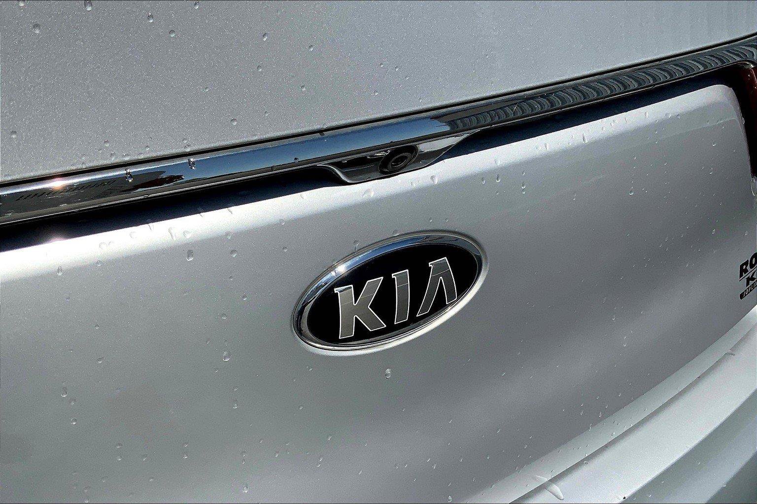 Used 2018 Kia Cadenza Premium w/ Luxury Package FWD image 32