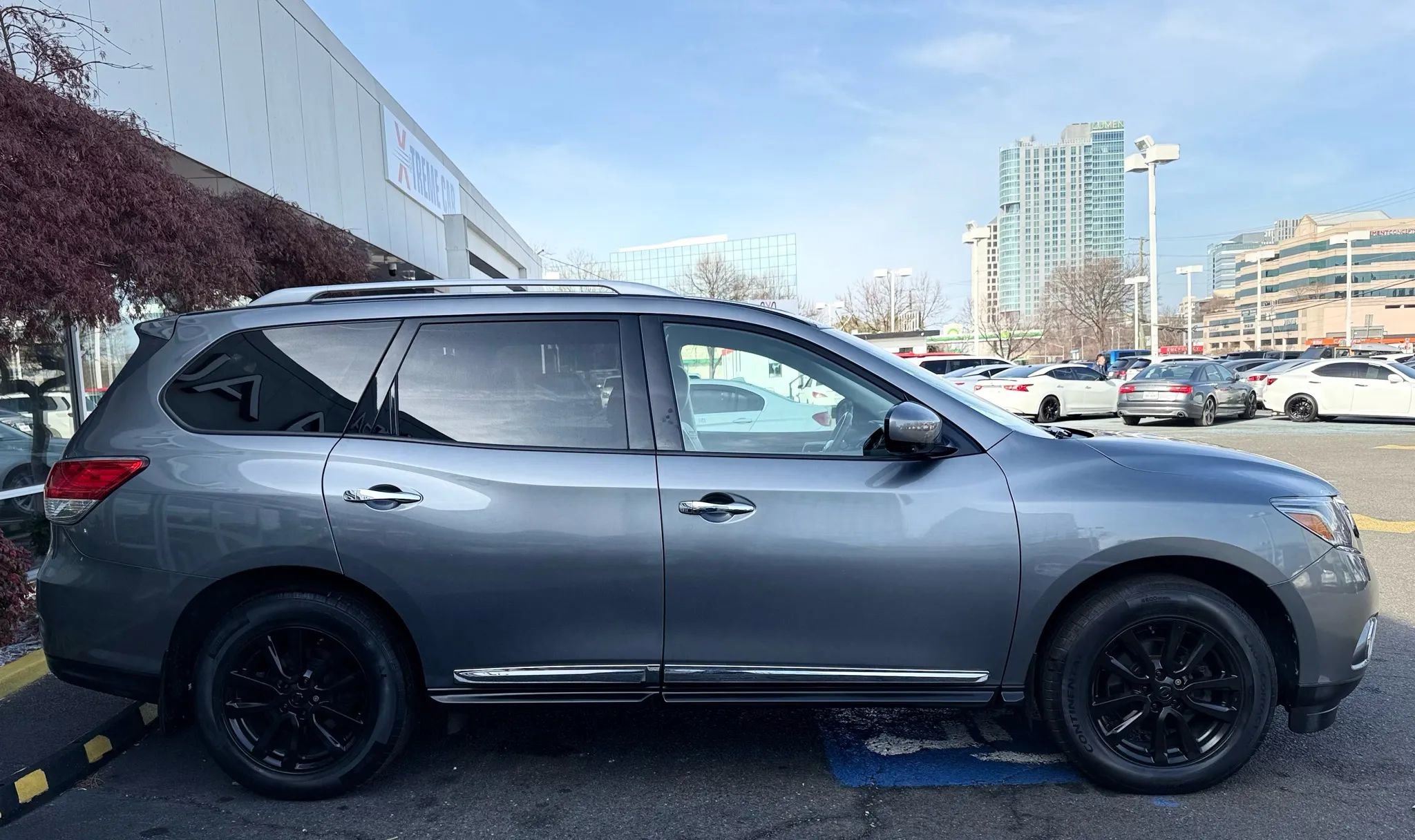 Used 2015 Nissan Pathfinder SL w/ SL Tech Package image 8