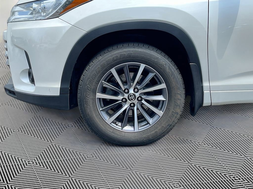 Used 2017 Toyota Highlander XLE AWD/4WD image 11