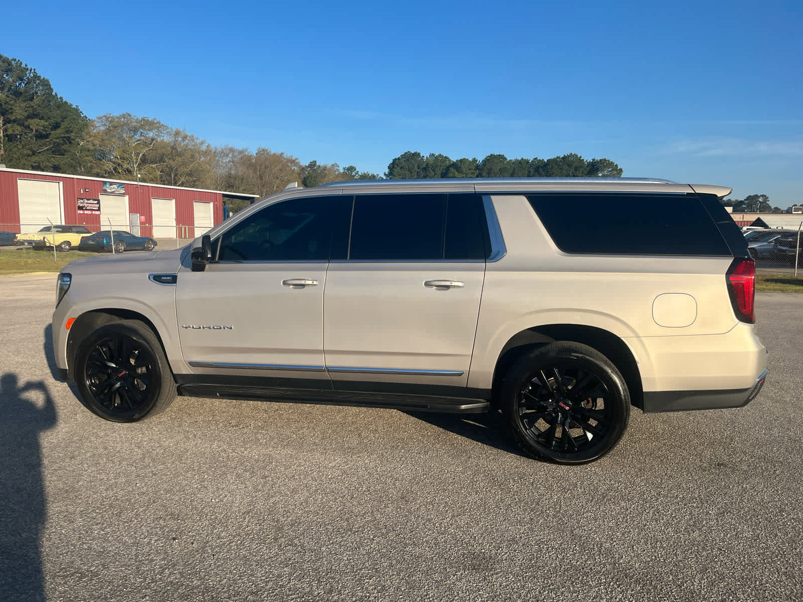 Used 2021 GMC Yukon XL SLT w/ SLT Premium Package image 4