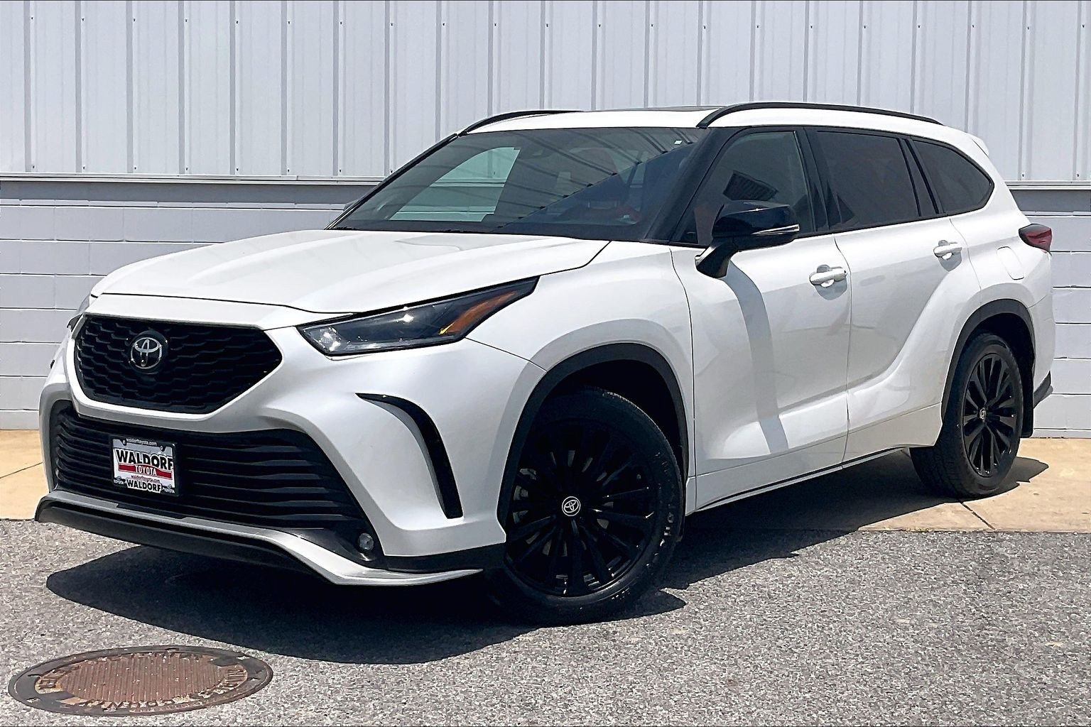 Used 2023 Toyota Highlander XSE AWD/4WD image 2
