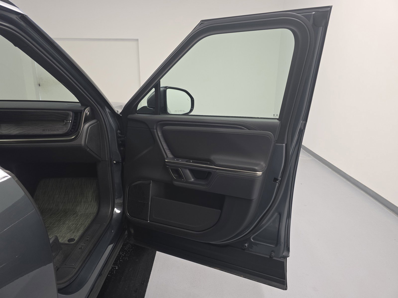 Used 2023 Rivian R1S Adventure AWD/4WD image 18