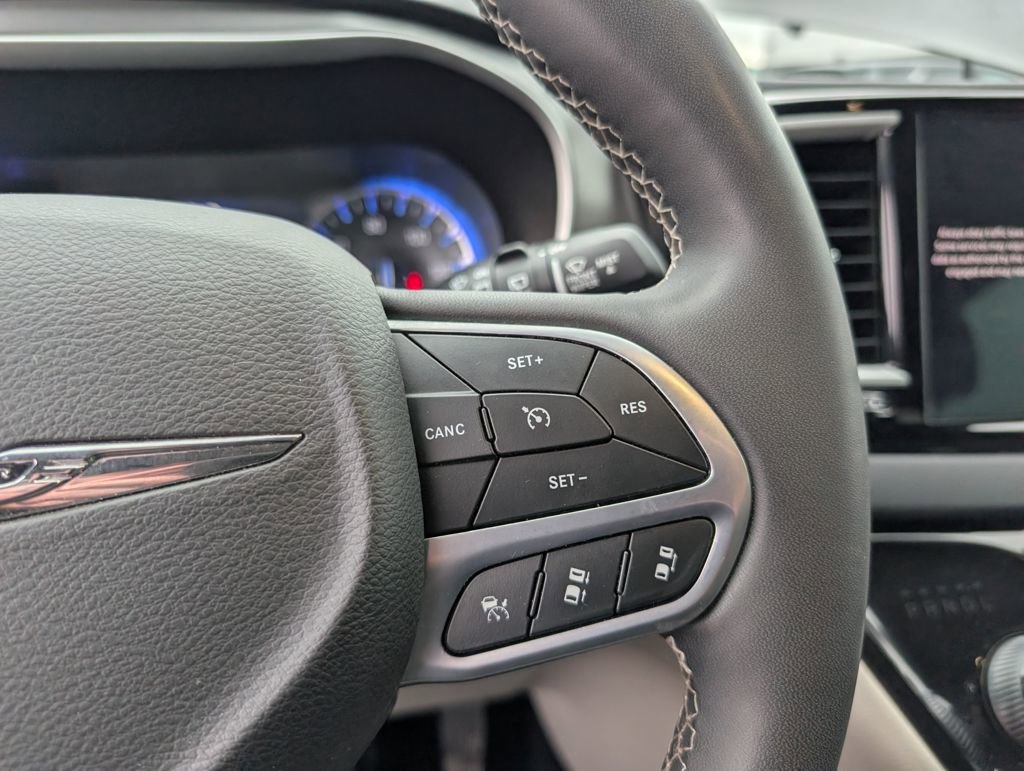 Used 2023 Chrysler Pacifica Touring-L image 14
