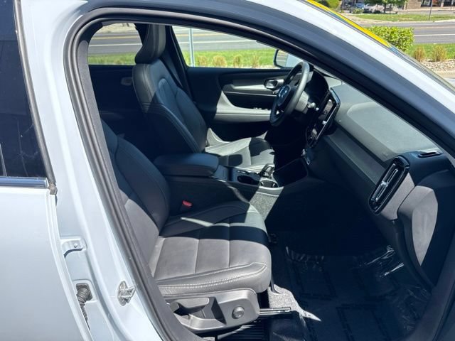 Certified 2025 Volvo XC40 B5 Core AWD/4WD image 15