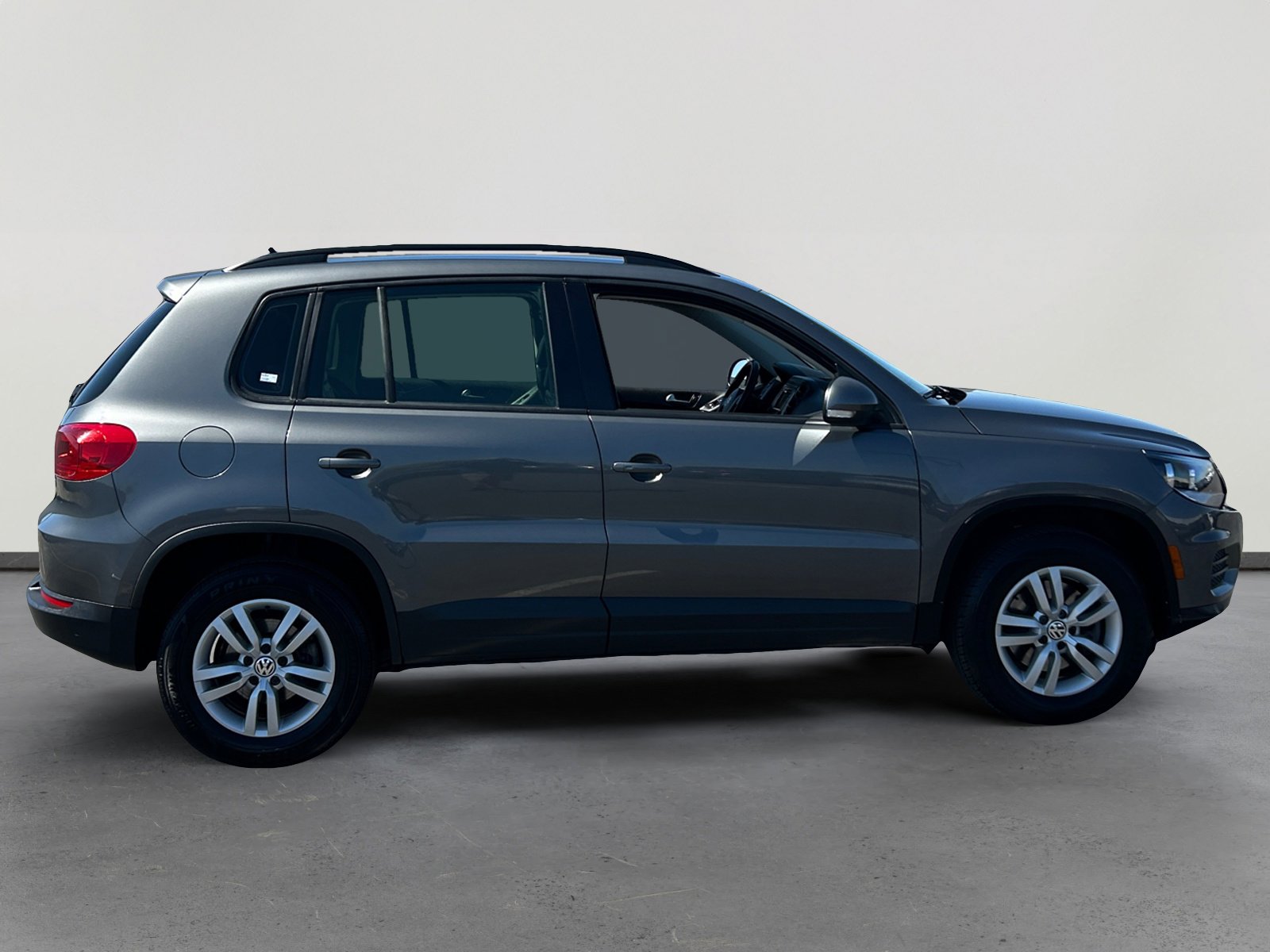 Used 2016 Volkswagen Tiguan S image 6
