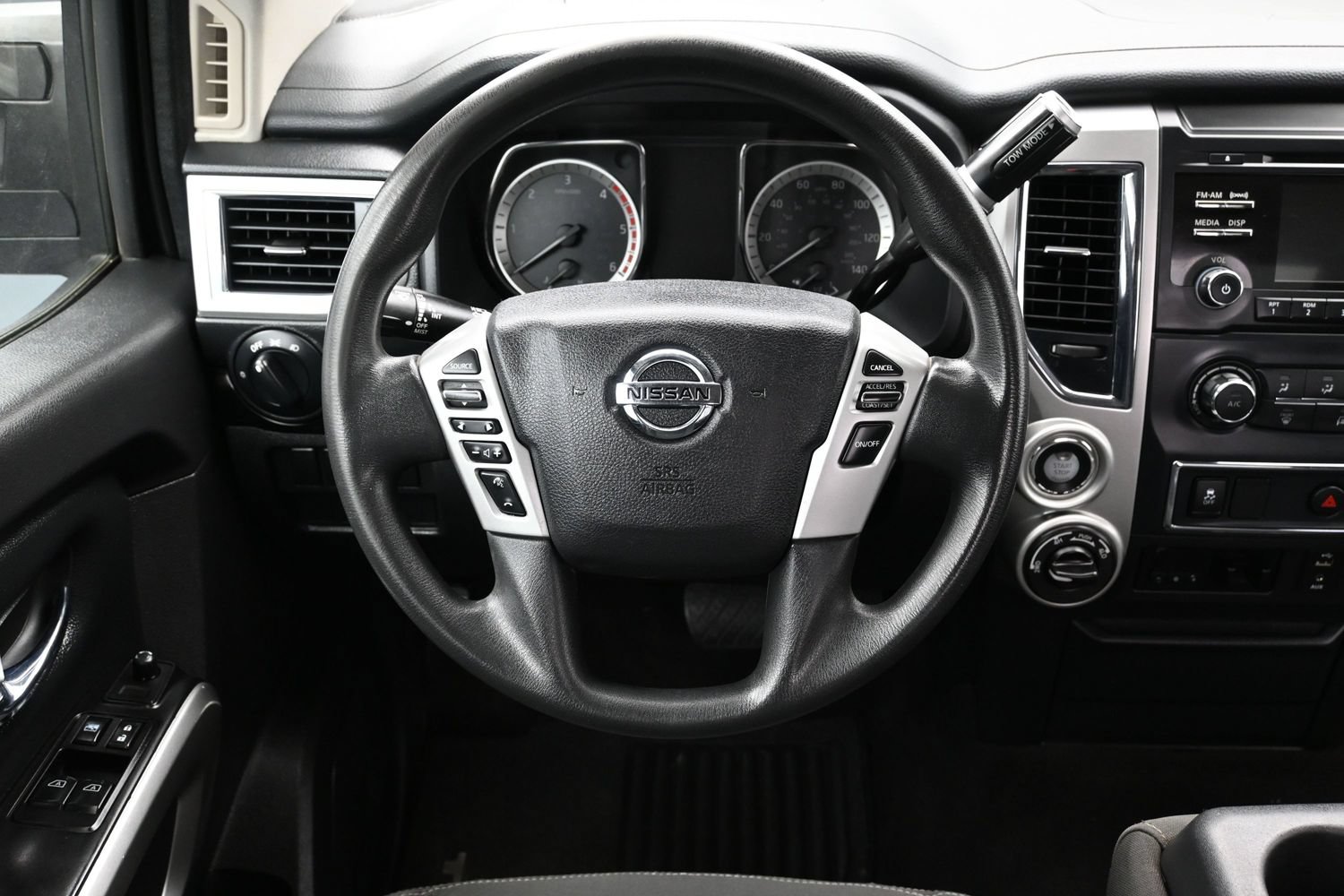 Used 2017 Nissan Titan SV AWD/4WD image 13