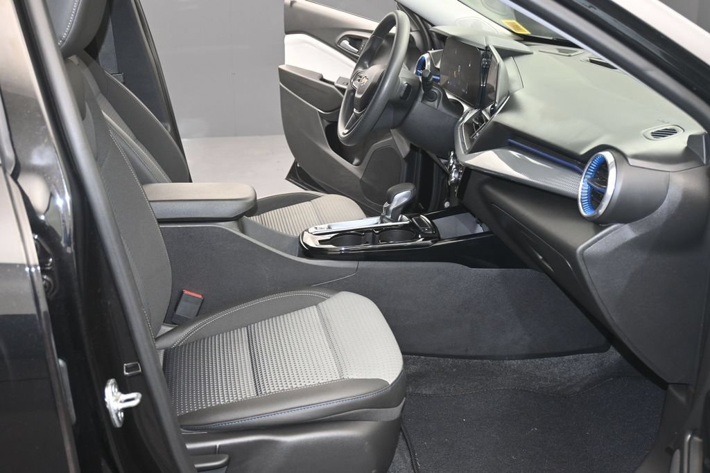 Used 2024 Chevrolet Trax LT FWD image 11