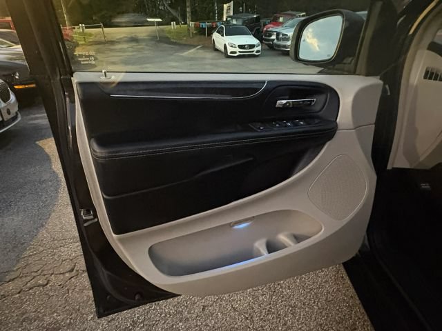 Used 2015 Chrysler Town & Country Touring-L w/ Driver Convenience Group FWD image 15