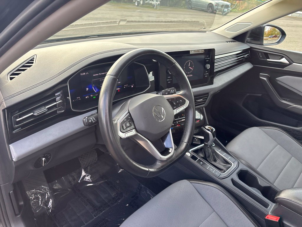 Used 2025 Volkswagen Jetta SE FWD image 12