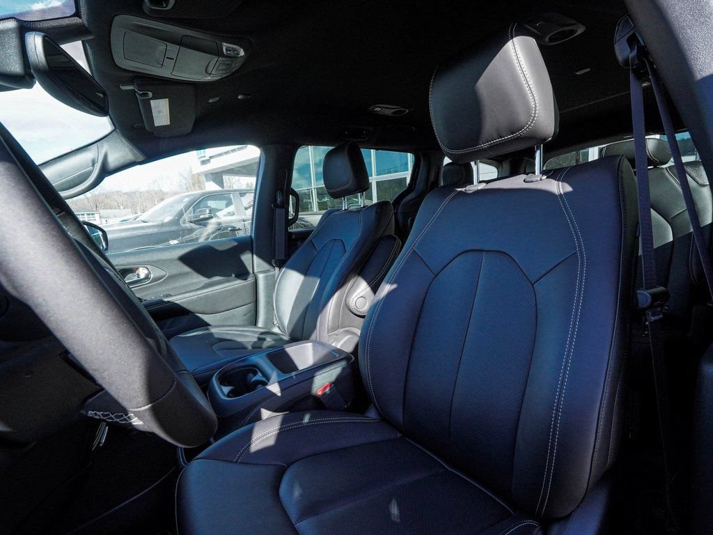 New 2026 Chrysler Pacifica Select FWD image 27