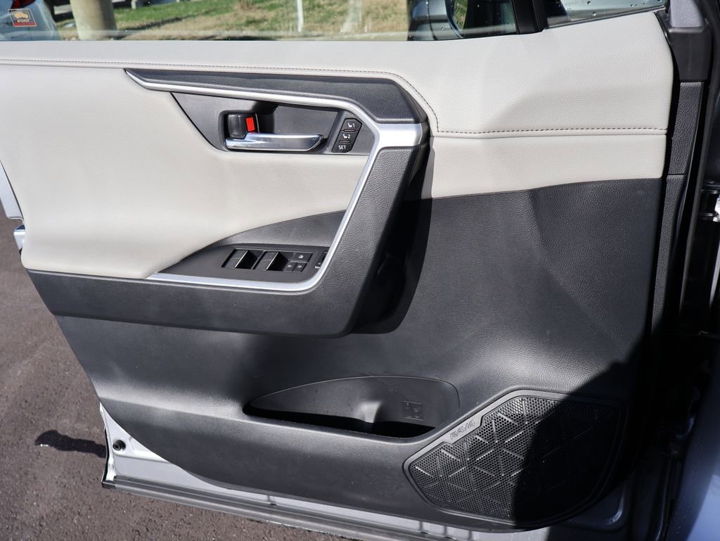 Used 2025 Toyota RAV4 Limited w/ Advanced Technology Package image 30