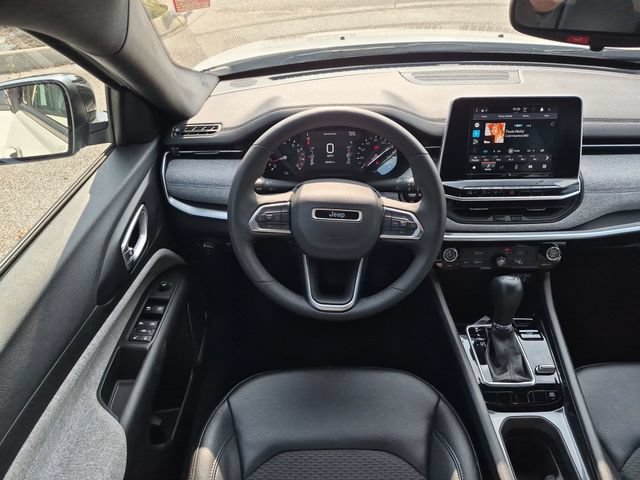 Used 2025 Jeep Compass Latitude AWD/4WD image 29