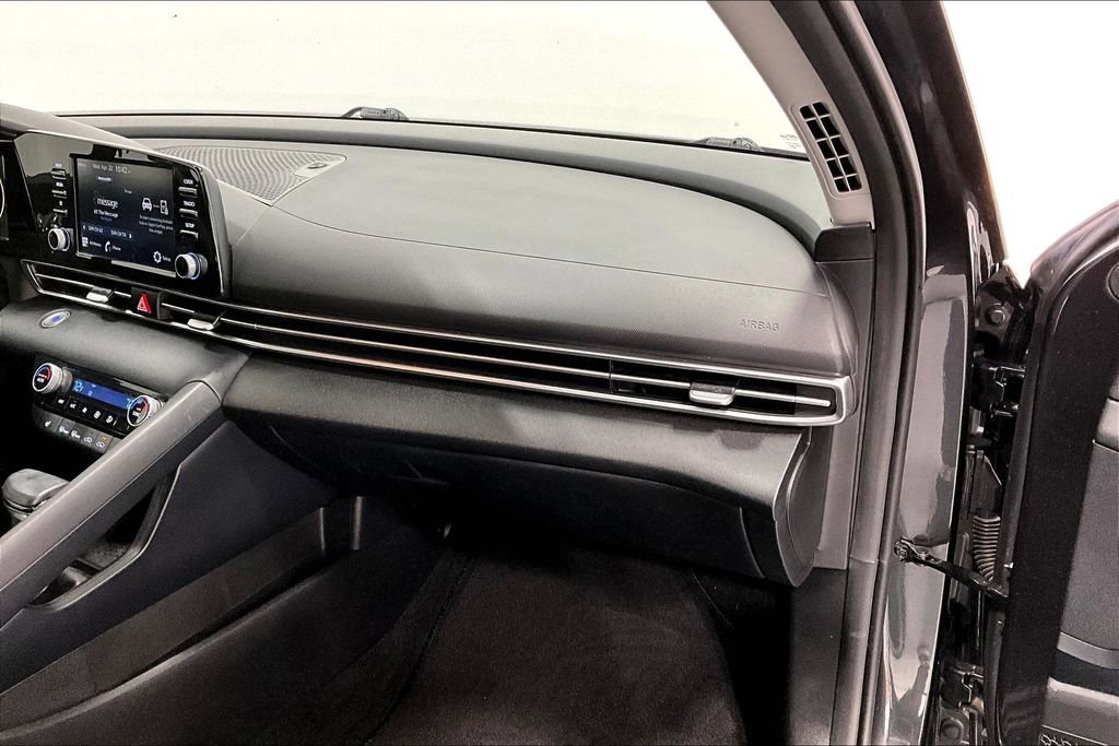 Used 2022 Hyundai Elantra SEL w/ Convenience Package FWD image 19