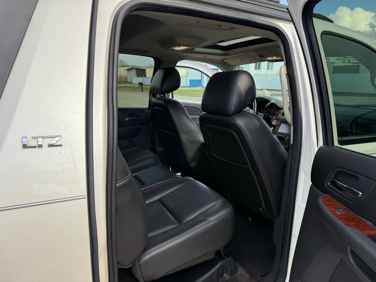 Used 2011 Chevrolet Avalanche LTZ image 23