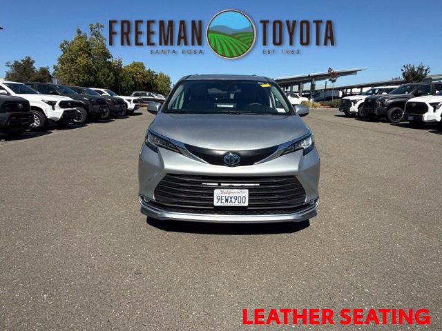 Used 2023 Toyota Sienna XLE FWD image 3