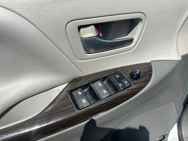 Used 2015 Toyota Sienna XLE w/ XLE Navigation Package FWD image 14