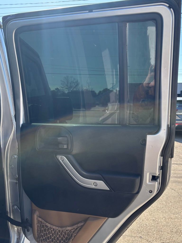 Used 2012 Jeep Wrangler Unlimited Sahara image 13