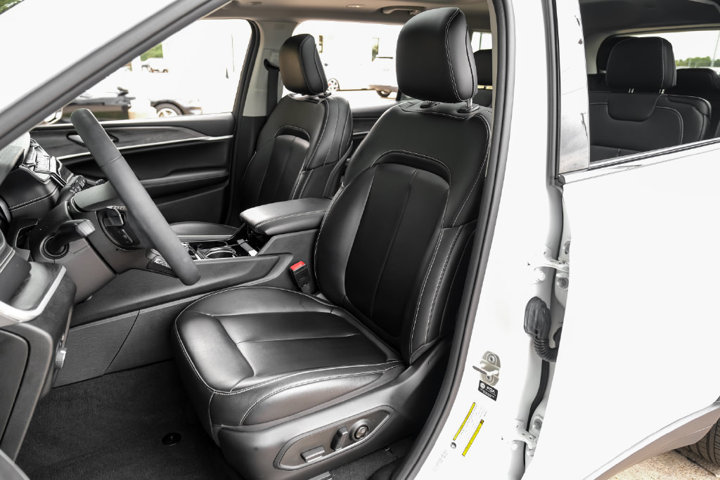 Used 2023 Jeep Grand Cherokee L Limited AWD/4WD image 8