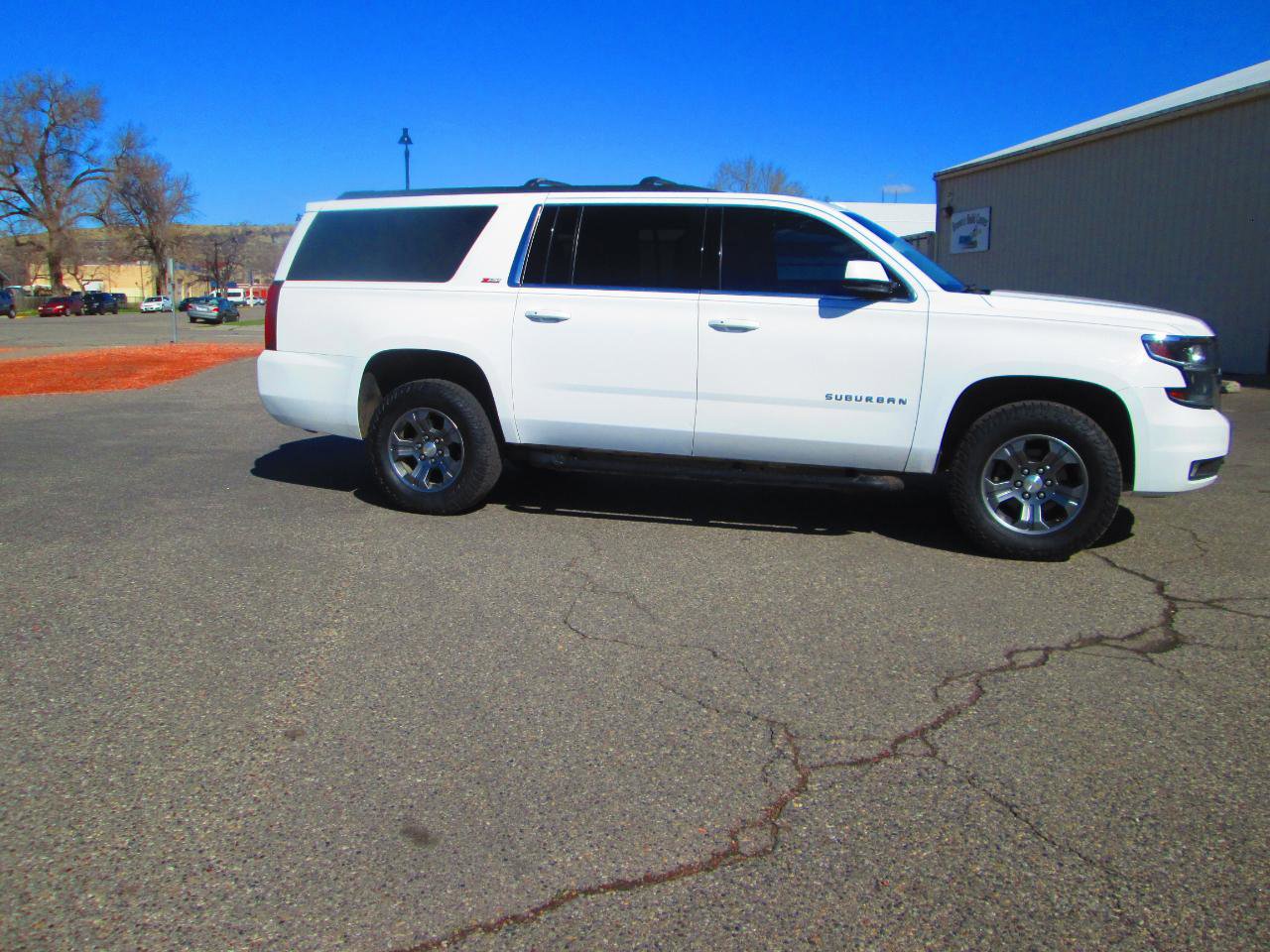 Used 2019 Chevrolet Suburban LT w/ Luxury Package AWD/4WD image 2