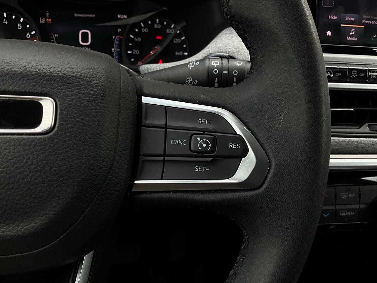 Used 2025 Jeep Compass Latitude image 35