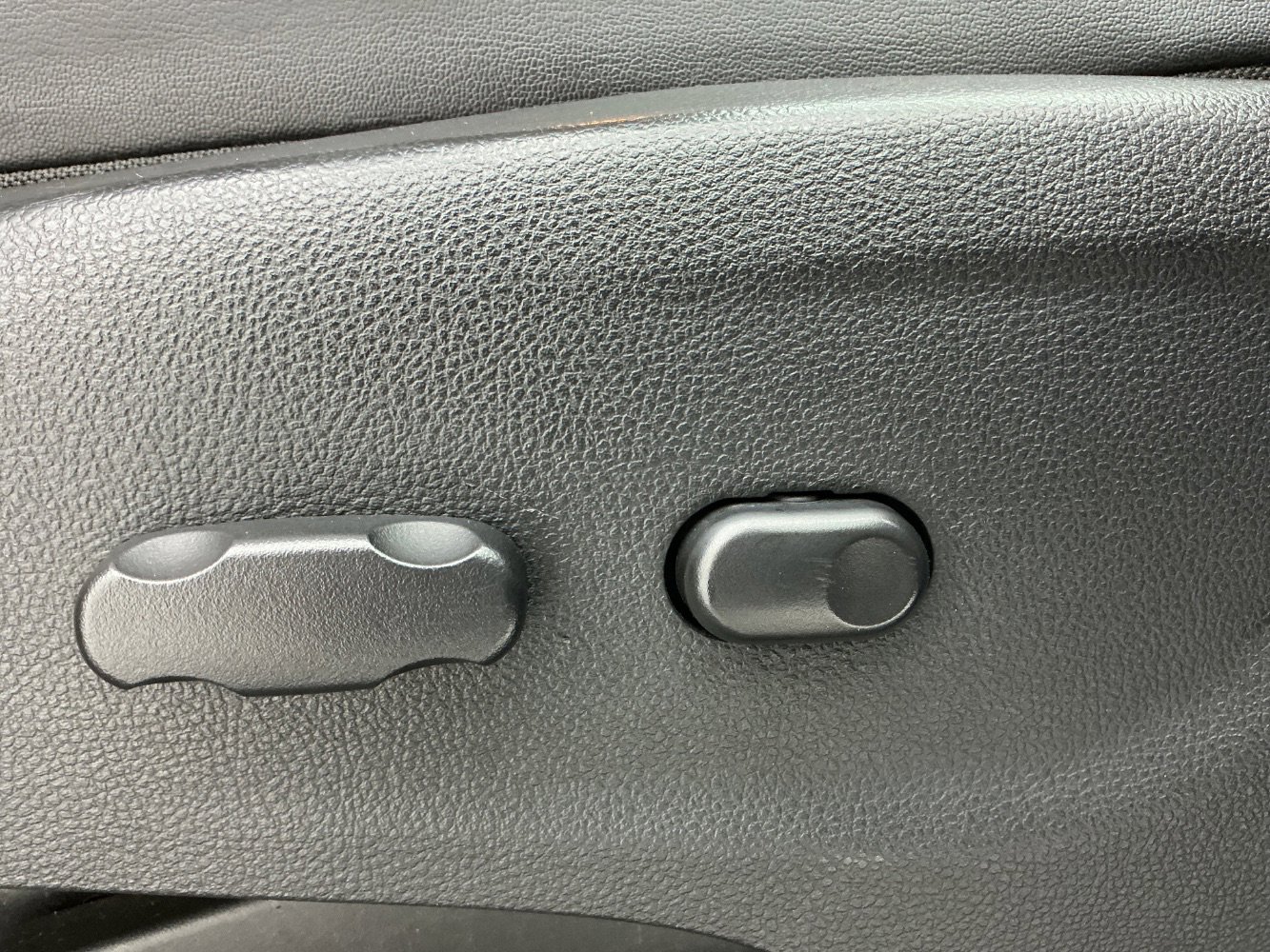 Used 2018 Buick Encore Essence FWD image 41