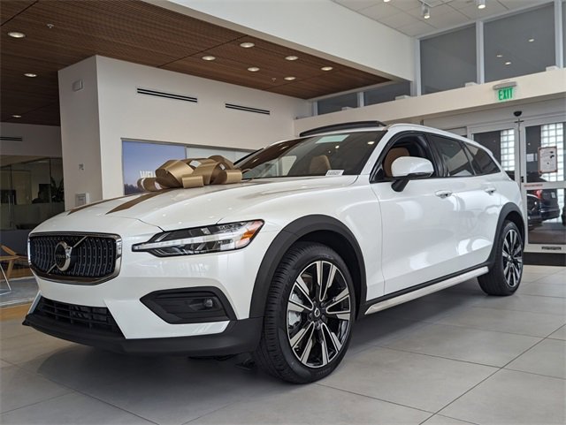 New 2026 Volvo V60 B5 Cross Country Ultra w/ Protection Package Premier image 4