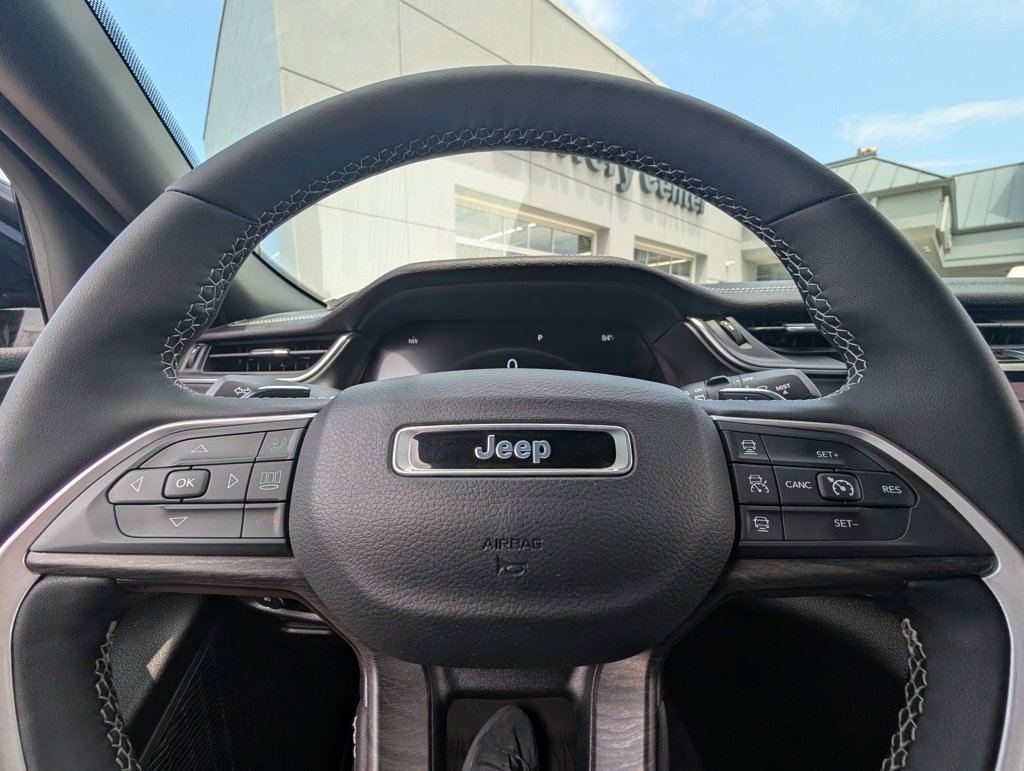 Used 2024 Jeep Grand Cherokee Limited image 19