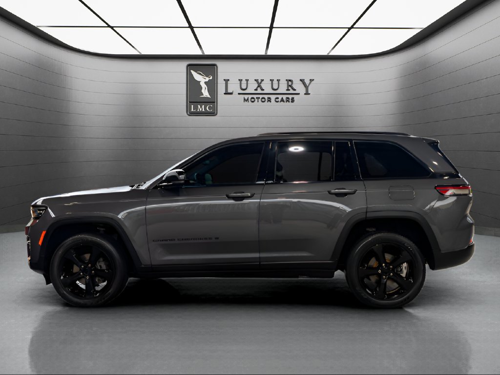 Used 2023 Jeep Grand Cherokee Altitude AWD/4WD image 5