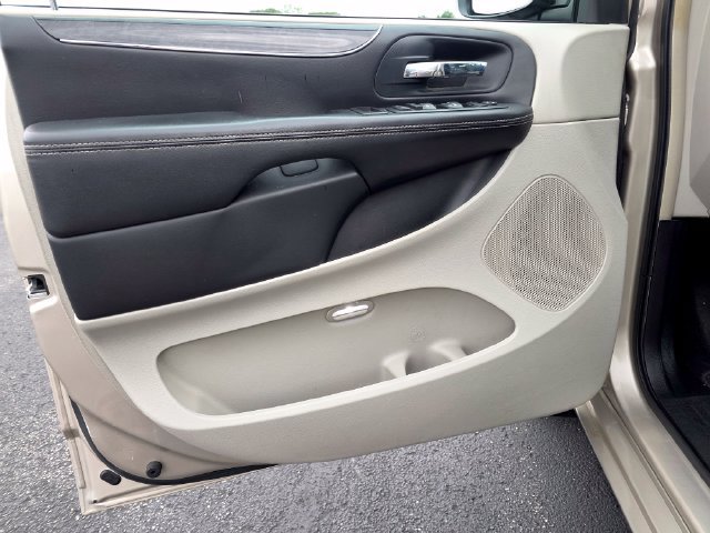 Used 2014 Chrysler Town & Country Touring FWD image 16