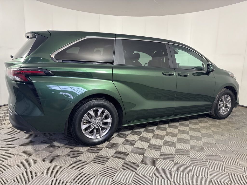 Used 2025 Toyota Sienna LE image 7