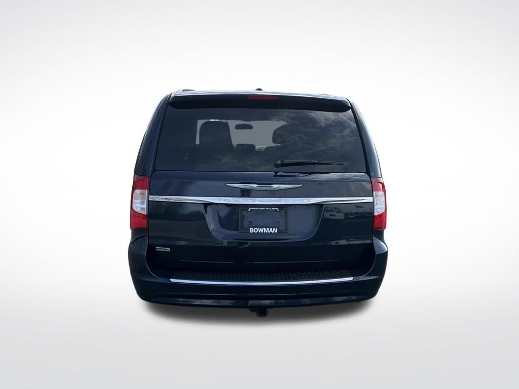 Used 2016 Chrysler Town & Country Touring image 5